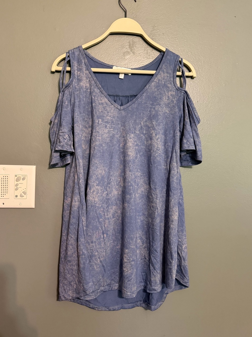 Hailey & Co Boutique Blue Acid Wash Cold Shoulder Top Blouse Size Small NEW